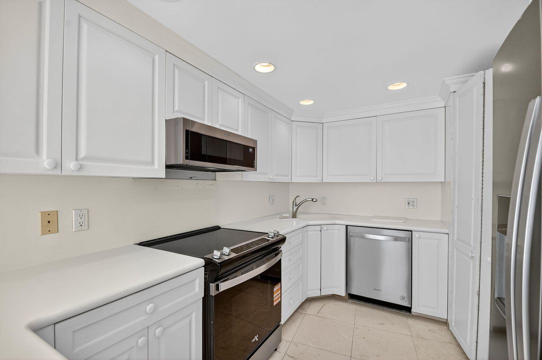 For Sale: $1,300,000 (2 beds, 2 baths, 1294 Square Feet)