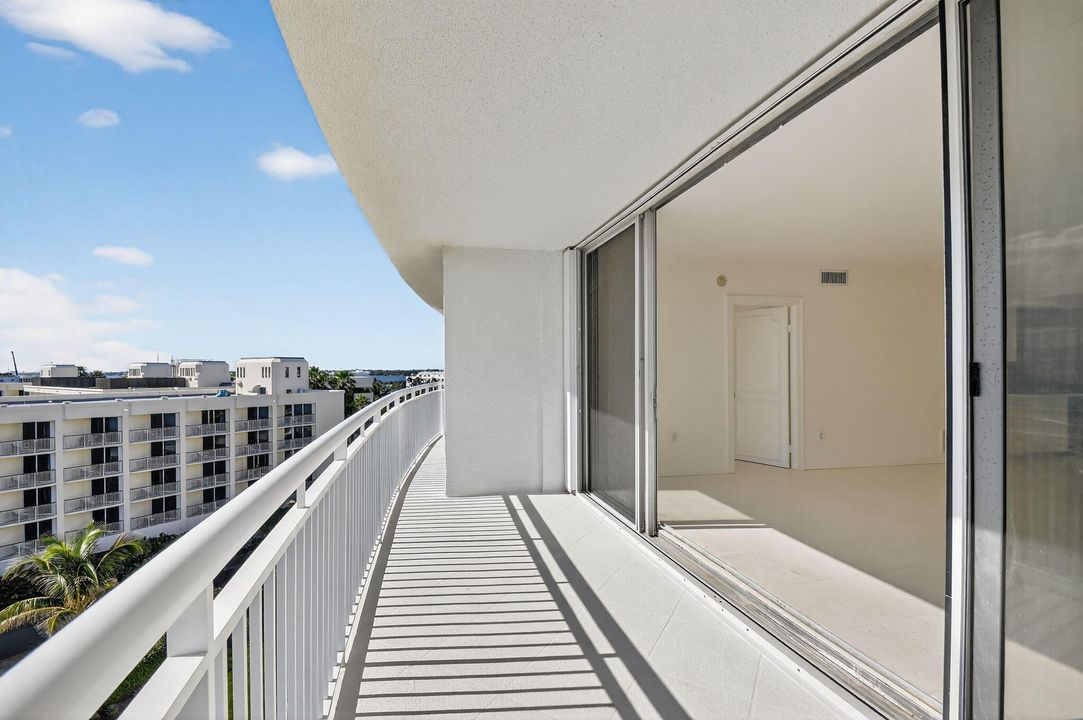 For Sale: $1,300,000 (2 beds, 2 baths, 1294 Square Feet)