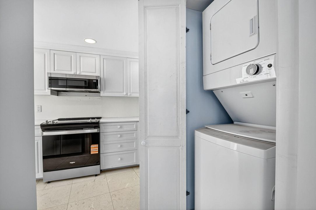 For Sale: $1,300,000 (2 beds, 2 baths, 1294 Square Feet)