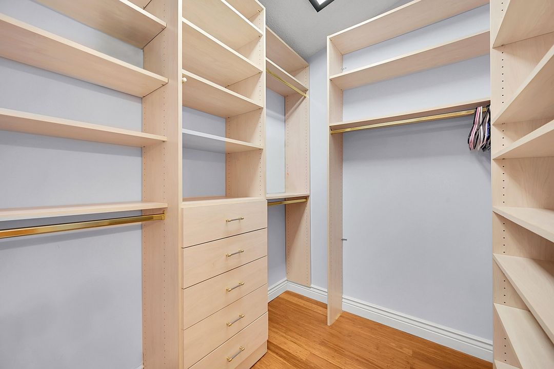 En Venta: $682,000 (4 camas, 2 baños, 2950 Pies cuadrados)