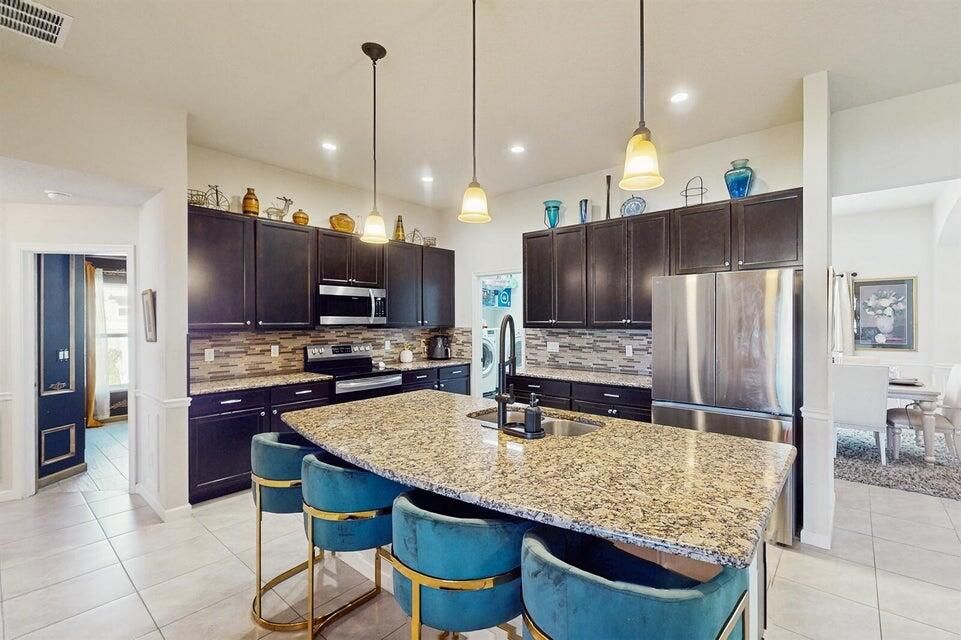 En Venta: $505,000 (4 camas, 3 baños, 2218 Pies cuadrados)