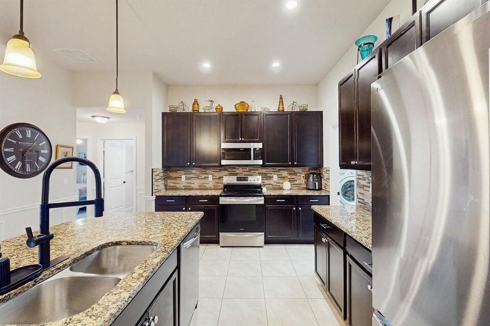 En Venta: $505,000 (4 camas, 3 baños, 2218 Pies cuadrados)