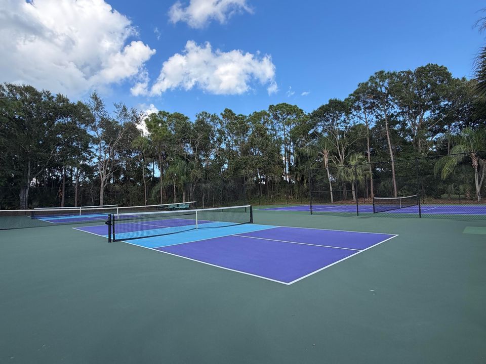 合同活跃: $599,900 (3 贝兹, 2 浴室, 2037 平方英尺)