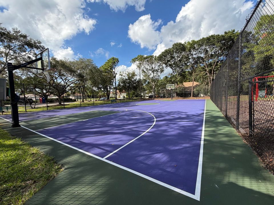 合同活跃: $599,900 (3 贝兹, 2 浴室, 2037 平方英尺)