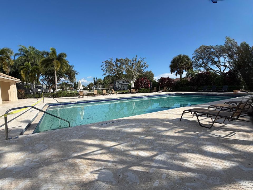 合同活跃: $599,900 (3 贝兹, 2 浴室, 2037 平方英尺)