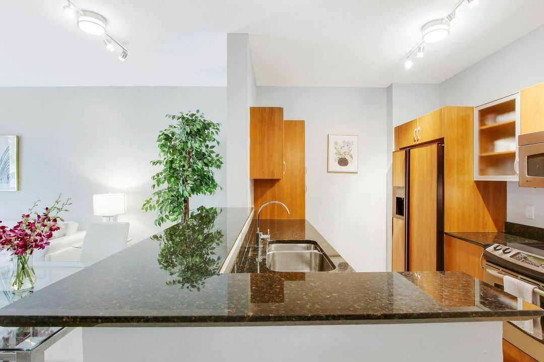 For Rent: $3,400 (1 beds, 1 baths, 797 Square Feet)