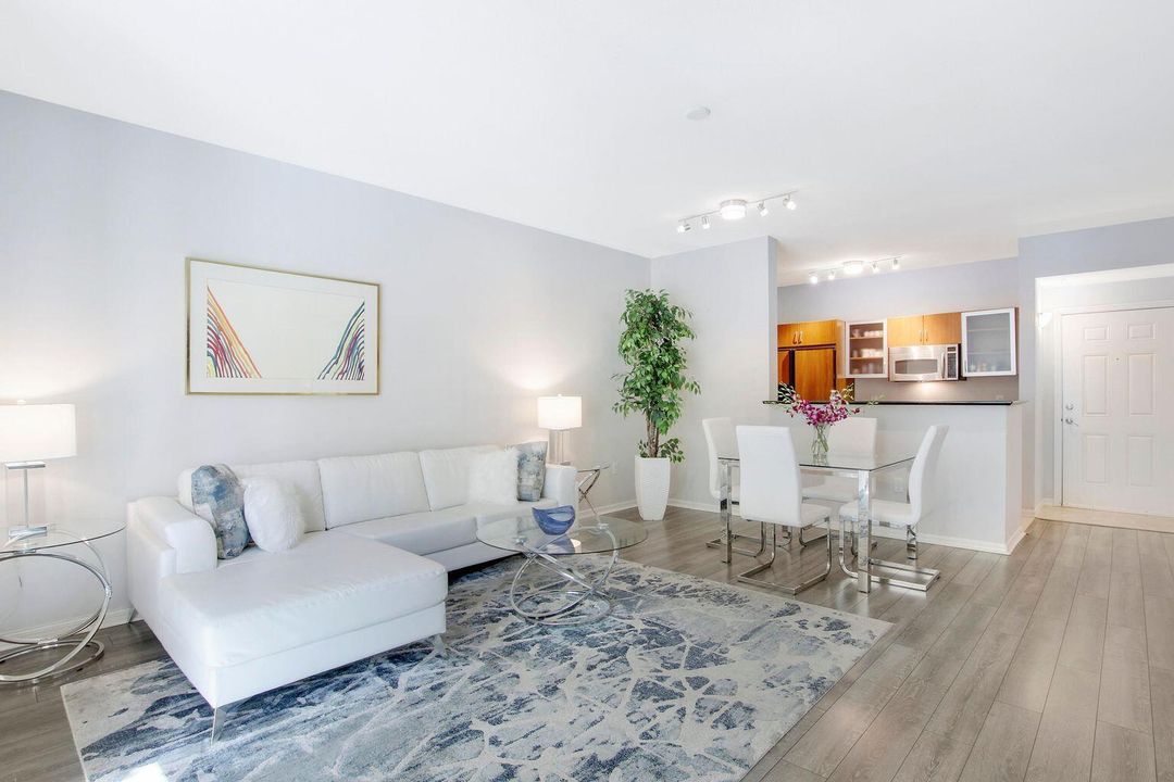 For Rent: $3,400 (1 beds, 1 baths, 797 Square Feet)