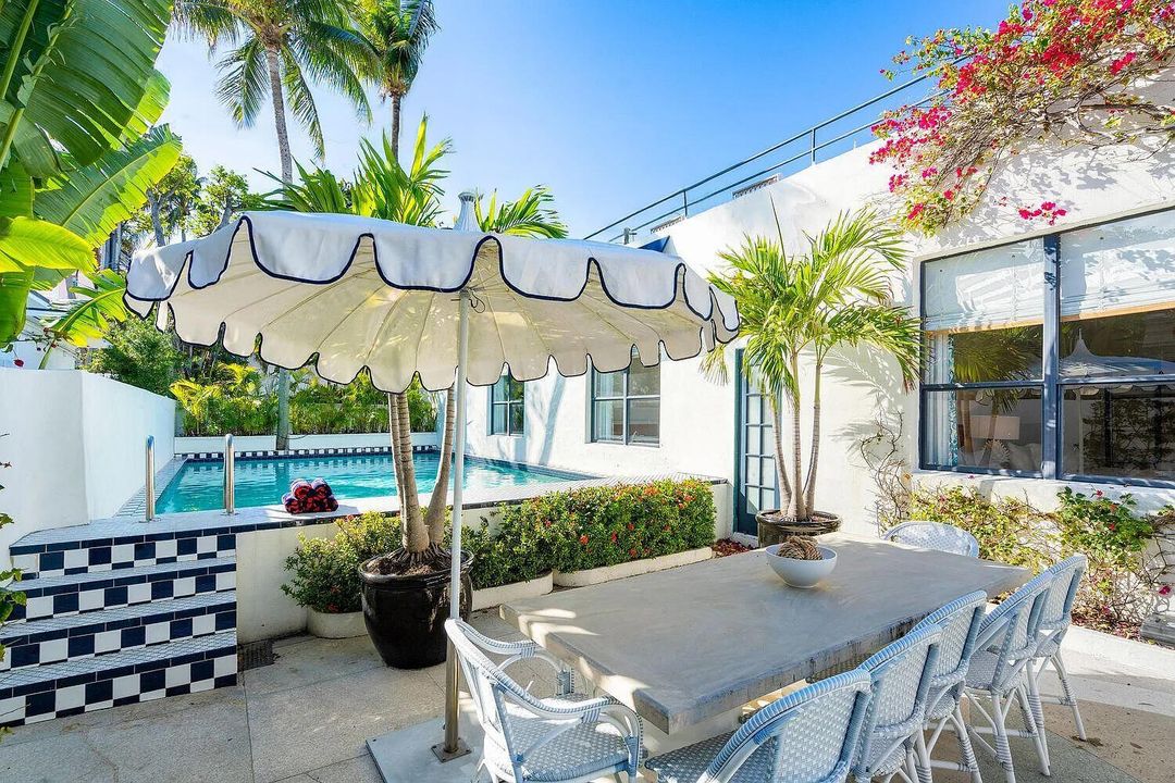 For Sale: $8,895,000 (3 beds, 2 baths, 2300 Square Feet)