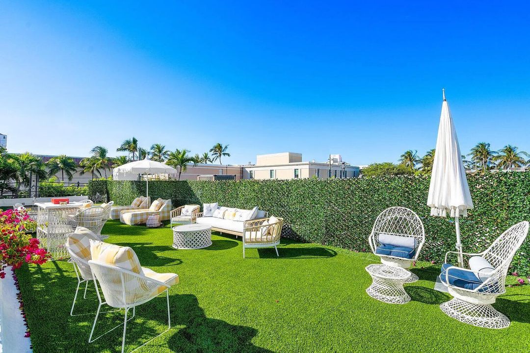 For Sale: $8,895,000 (3 beds, 2 baths, 2300 Square Feet)