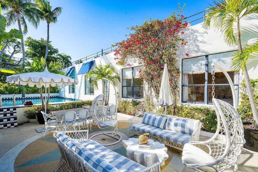 For Sale: $8,895,000 (3 beds, 2 baths, 2300 Square Feet)