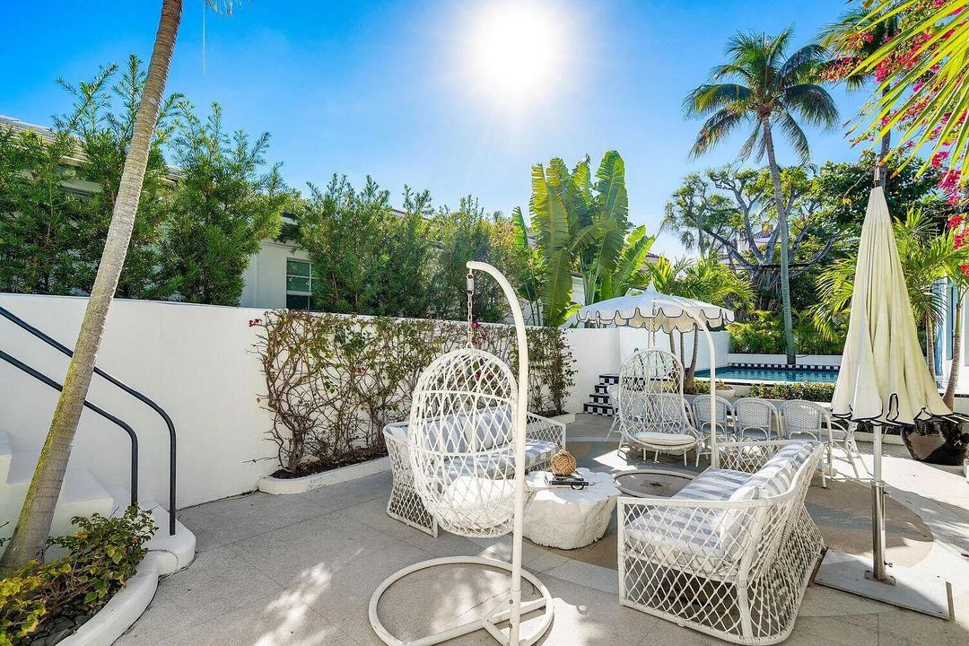 For Sale: $8,895,000 (3 beds, 2 baths, 2300 Square Feet)