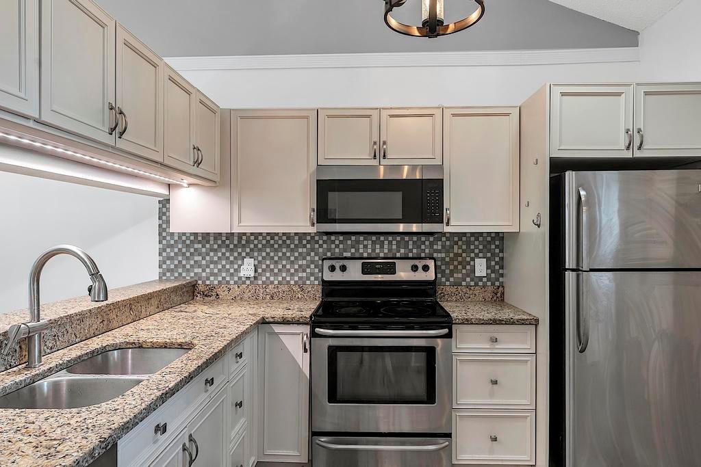 Active With Contract: $399,000 (2 beds, 2 baths, 1062 Square Feet)