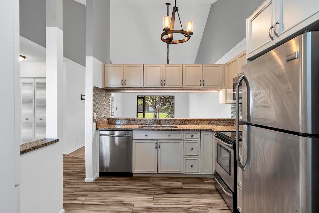 Active With Contract: $399,000 (2 beds, 2 baths, 1062 Square Feet)