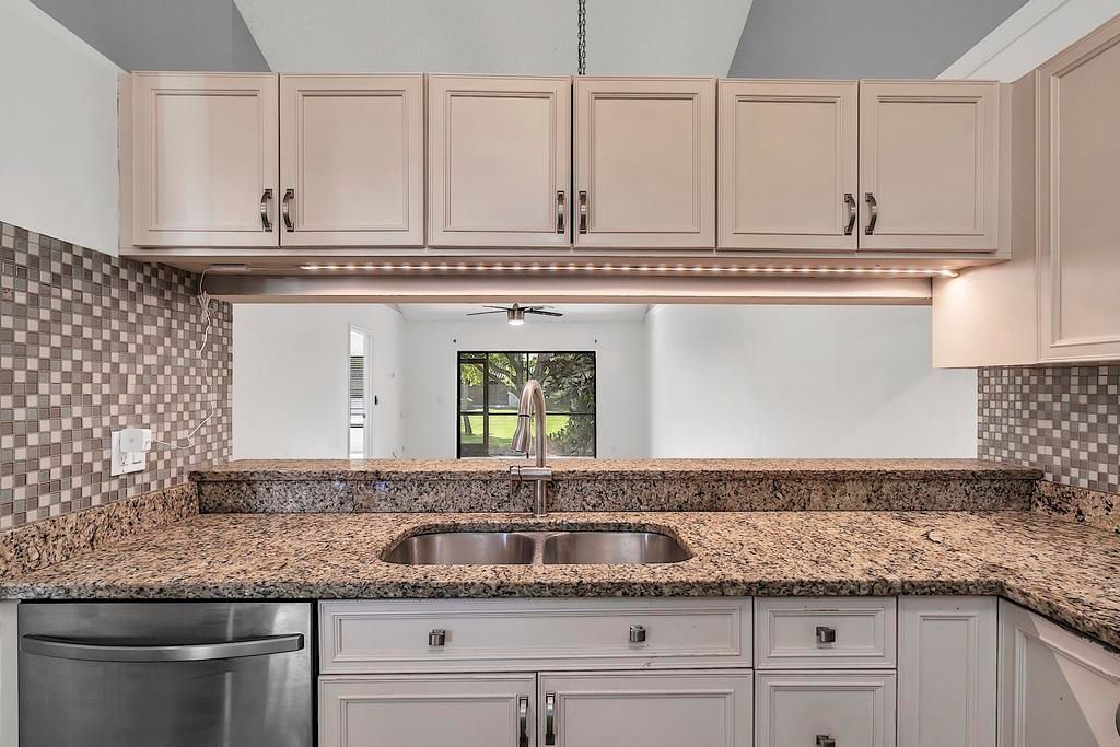 Active With Contract: $399,000 (2 beds, 2 baths, 1062 Square Feet)