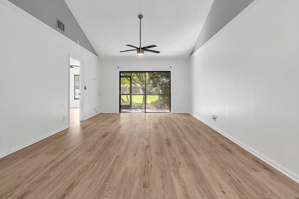 Active With Contract: $399,000 (2 beds, 2 baths, 1062 Square Feet)