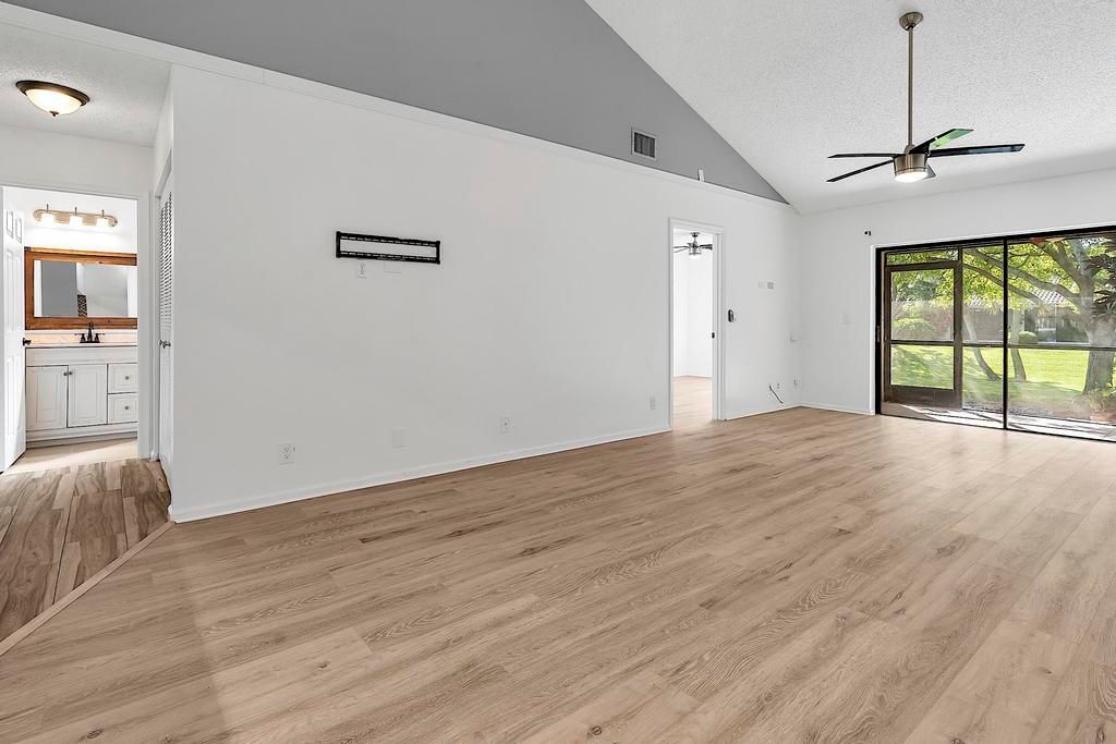 Active With Contract: $399,000 (2 beds, 2 baths, 1062 Square Feet)