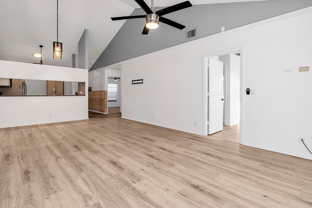 Active With Contract: $399,000 (2 beds, 2 baths, 1062 Square Feet)