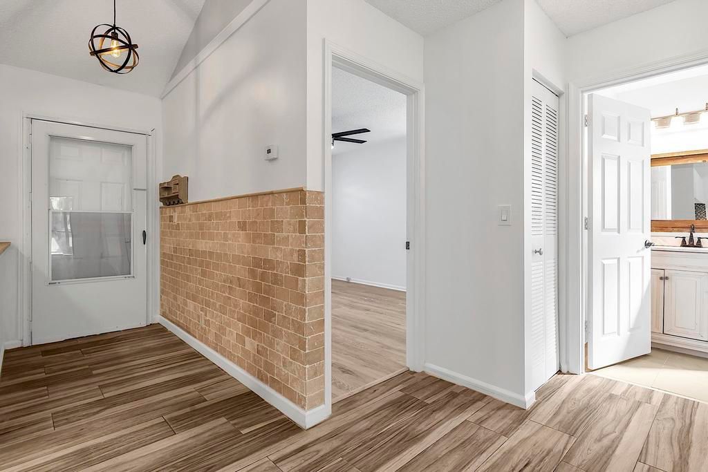 Active With Contract: $399,000 (2 beds, 2 baths, 1062 Square Feet)