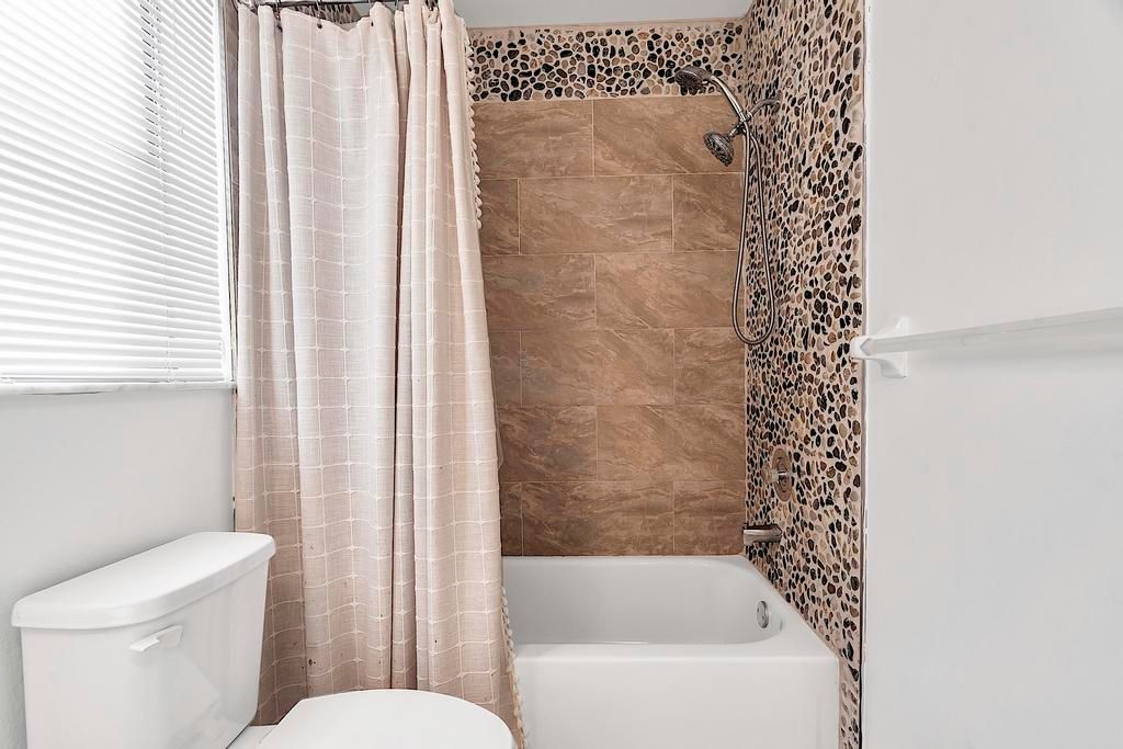 Active With Contract: $399,000 (2 beds, 2 baths, 1062 Square Feet)