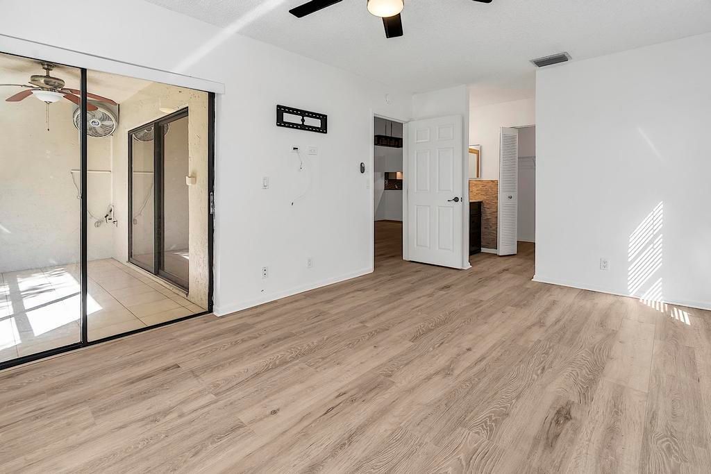 Active With Contract: $399,000 (2 beds, 2 baths, 1062 Square Feet)