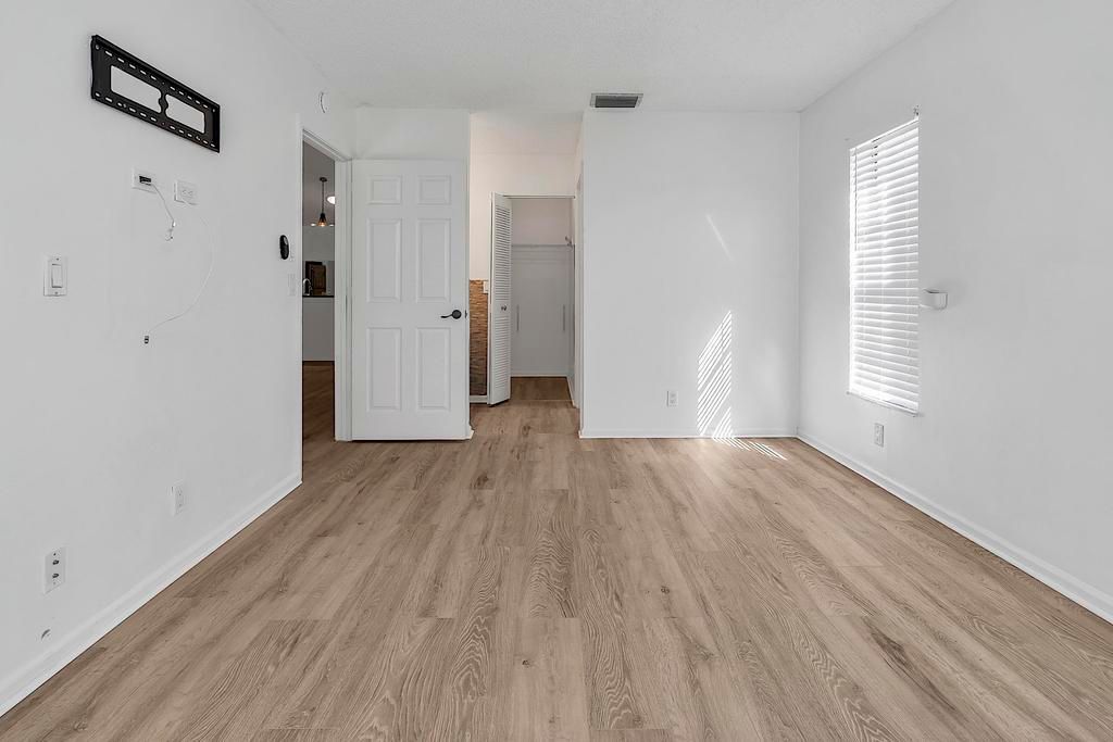 Active With Contract: $399,000 (2 beds, 2 baths, 1062 Square Feet)