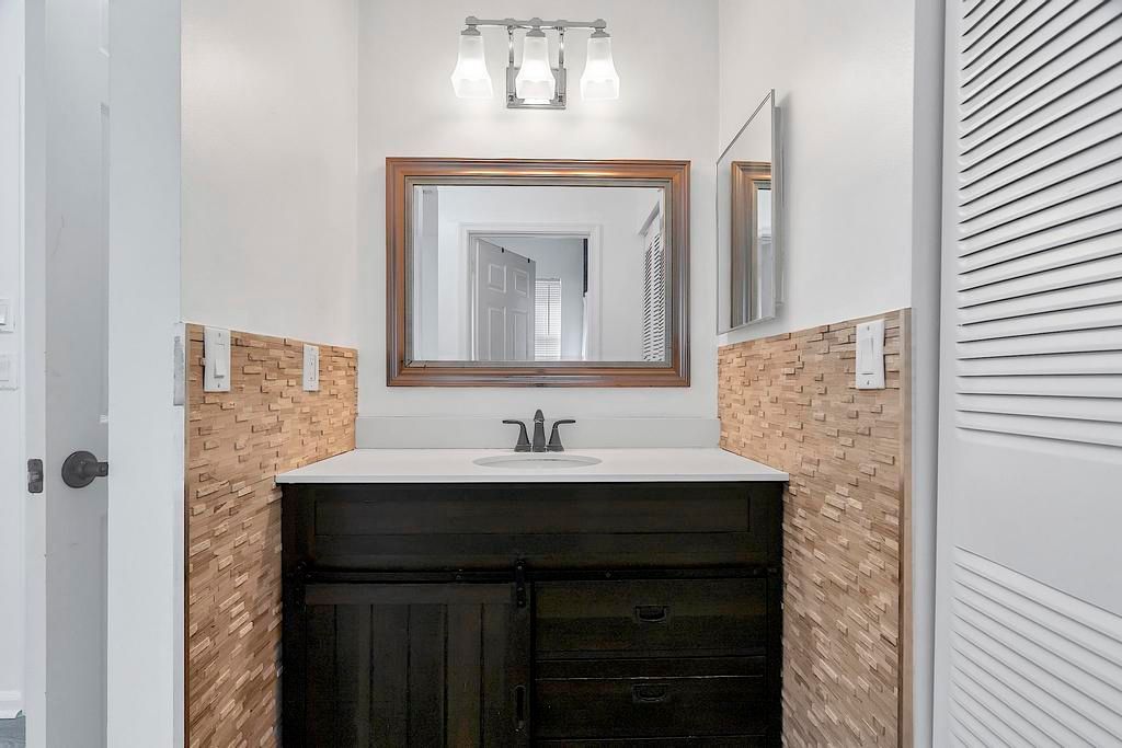 Active With Contract: $399,000 (2 beds, 2 baths, 1062 Square Feet)