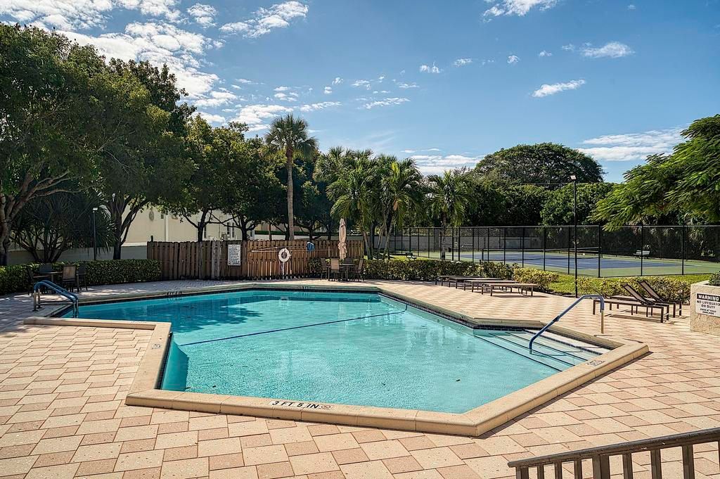 Active With Contract: $399,000 (2 beds, 2 baths, 1062 Square Feet)