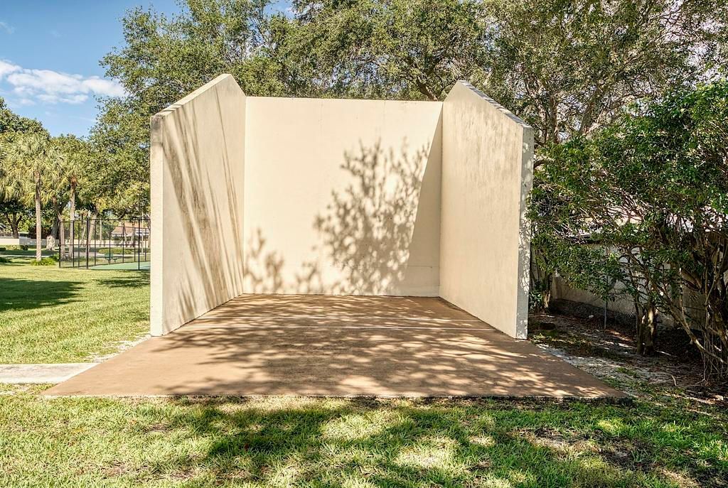 Active With Contract: $399,000 (2 beds, 2 baths, 1062 Square Feet)