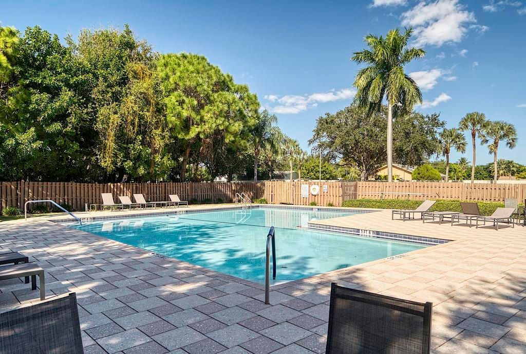 Active With Contract: $399,000 (2 beds, 2 baths, 1062 Square Feet)