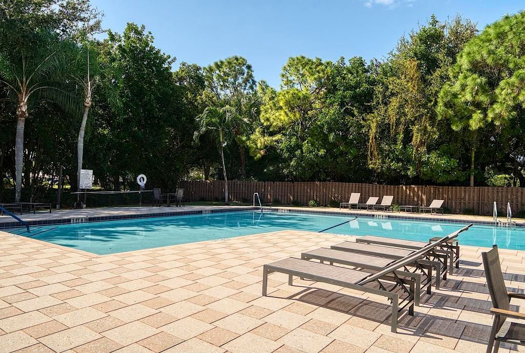 Active With Contract: $399,000 (2 beds, 2 baths, 1062 Square Feet)