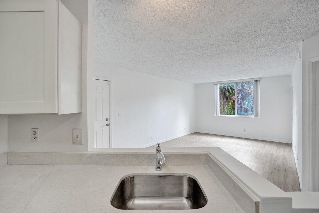 待售: $190,000 (2 贝兹, 1 浴室, 1035 平方英尺)