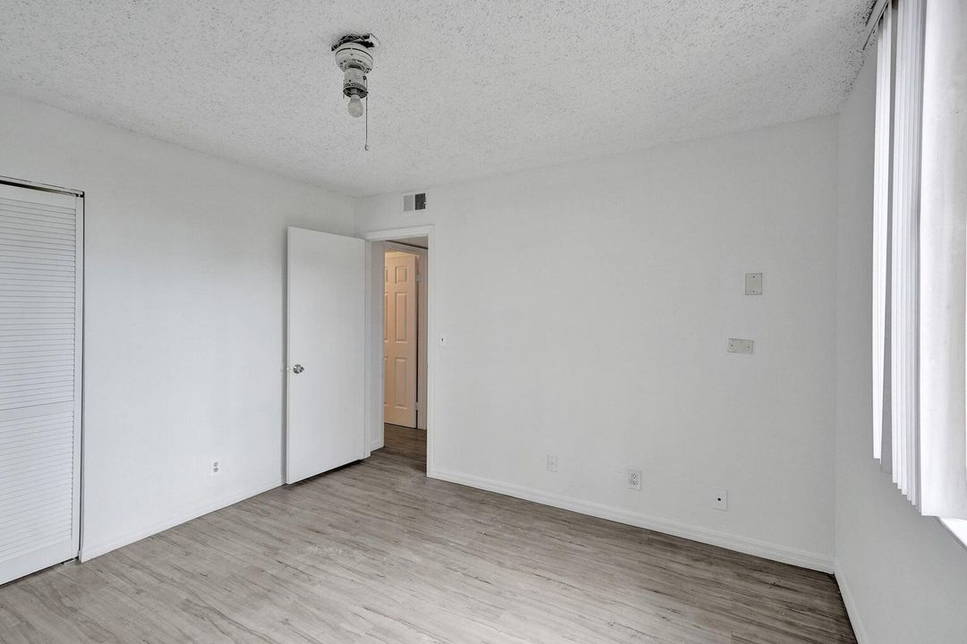 待售: $190,000 (2 贝兹, 1 浴室, 1035 平方英尺)