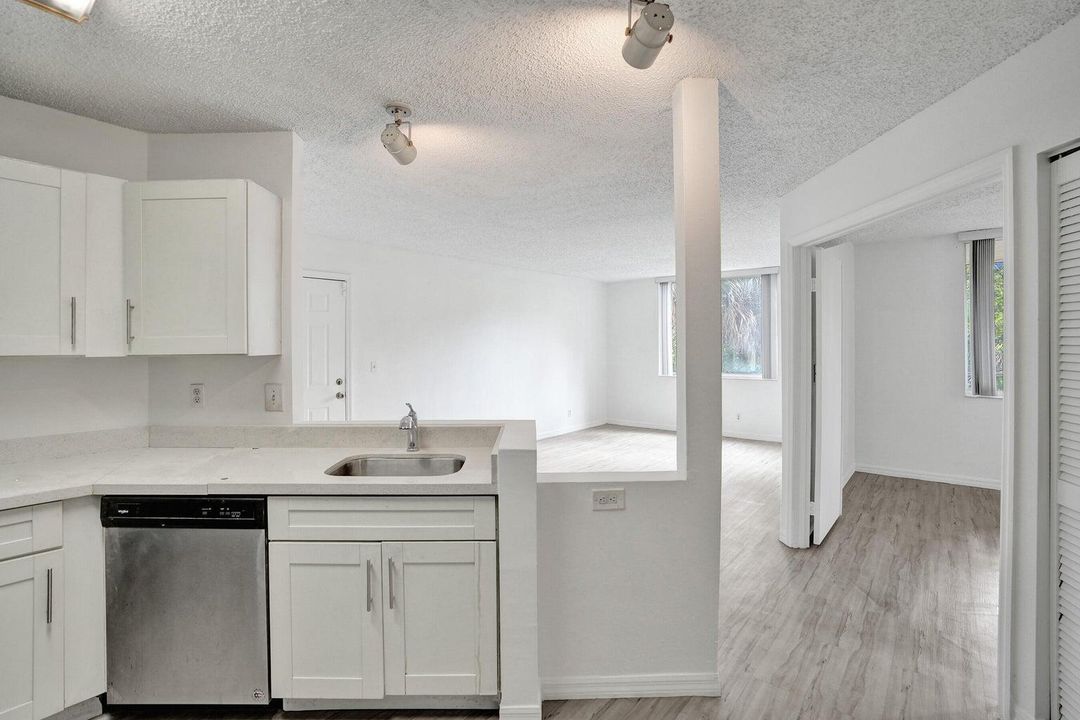 待售: $190,000 (2 贝兹, 1 浴室, 1035 平方英尺)