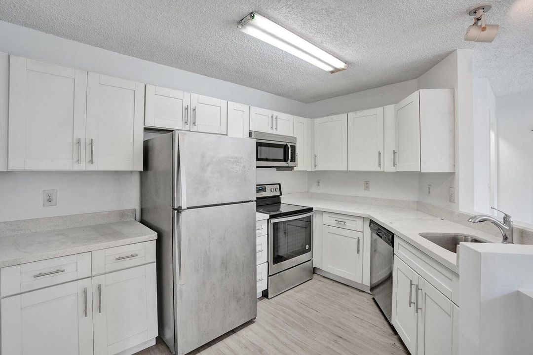 待售: $190,000 (2 贝兹, 1 浴室, 1035 平方英尺)