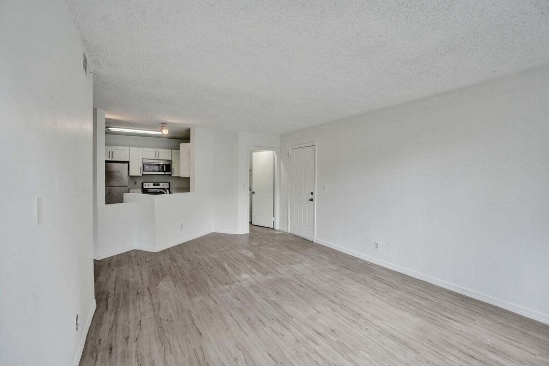 待售: $190,000 (2 贝兹, 1 浴室, 1035 平方英尺)