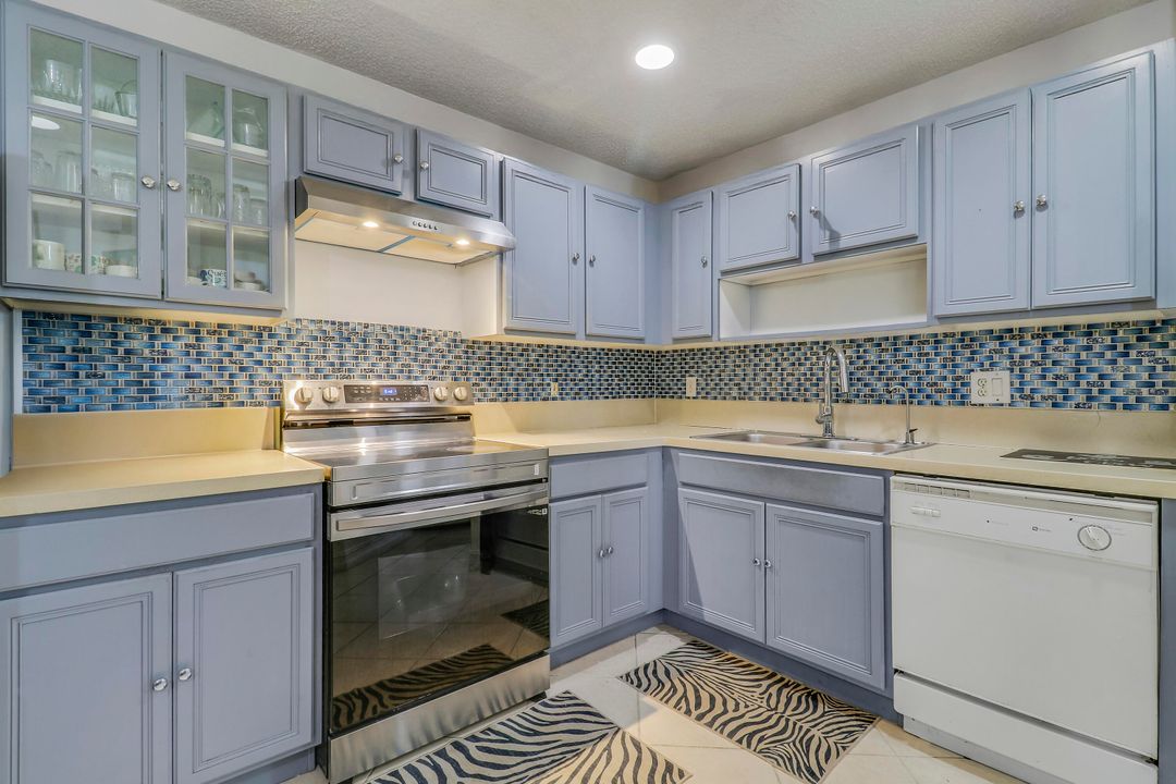 En Venta: $460,000 (4 camas, 2 baños, 1628 Pies cuadrados)