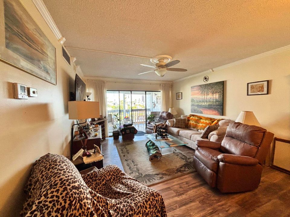 For Sale: $324,900 (2 beds, 2 baths, 1172 Square Feet)