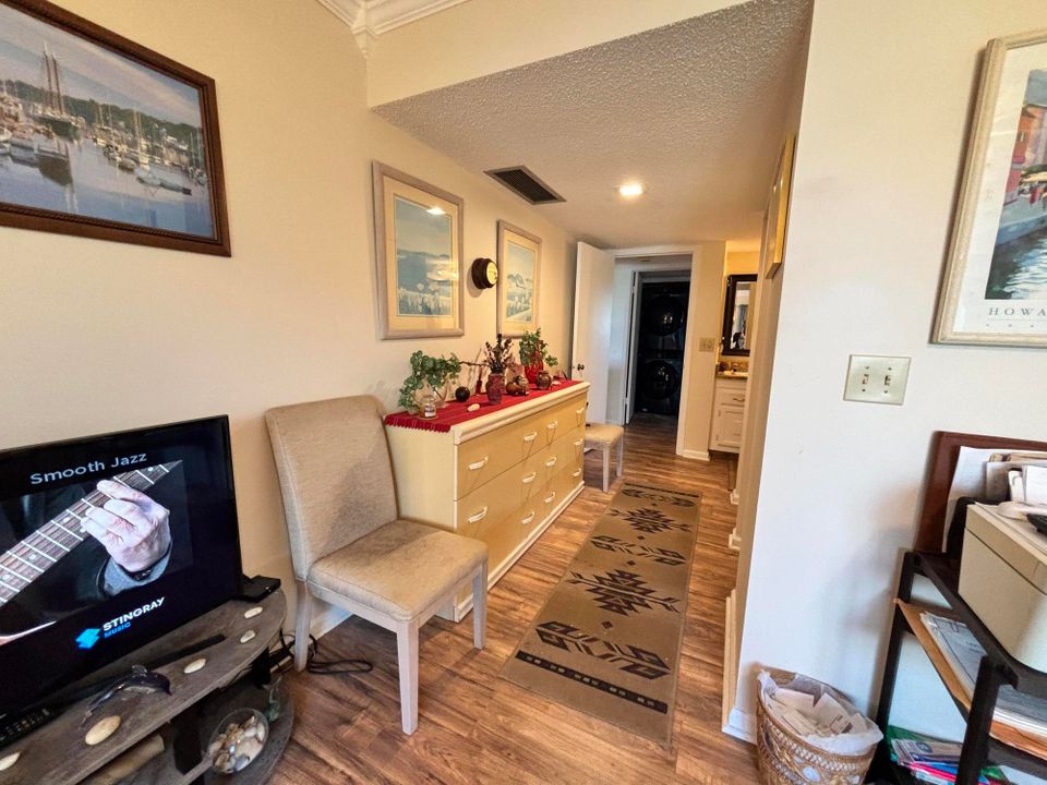 For Sale: $324,900 (2 beds, 2 baths, 1172 Square Feet)