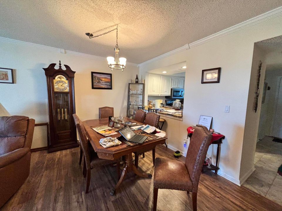 For Sale: $324,900 (2 beds, 2 baths, 1172 Square Feet)