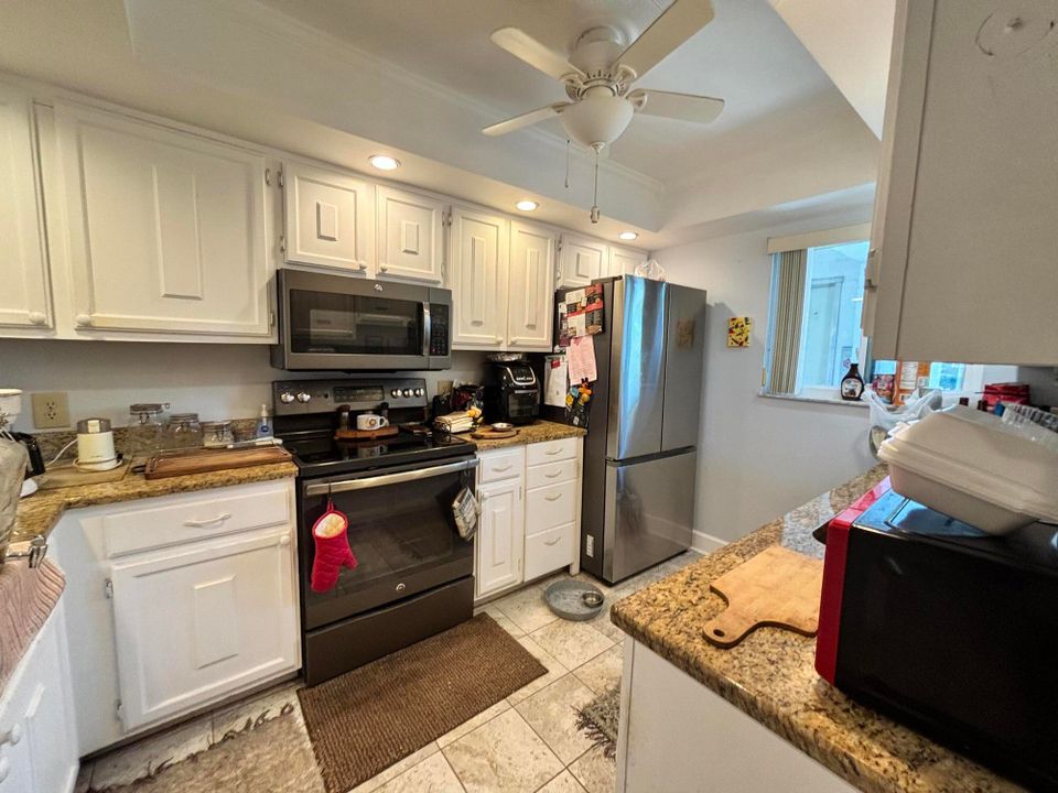 For Sale: $324,900 (2 beds, 2 baths, 1172 Square Feet)