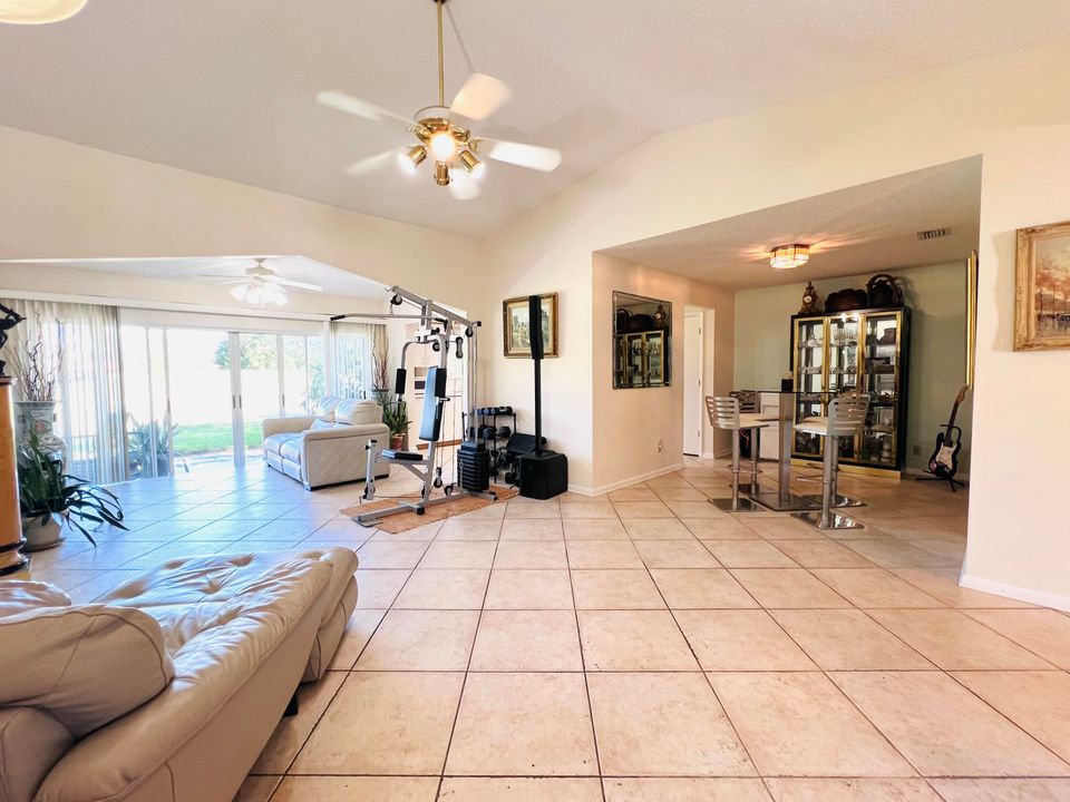 待售: $237,900 (2 贝兹, 2 浴室, 1550 平方英尺)