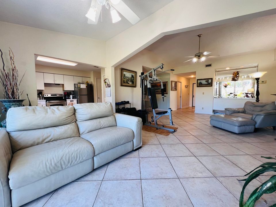 待售: $237,900 (2 贝兹, 2 浴室, 1550 平方英尺)