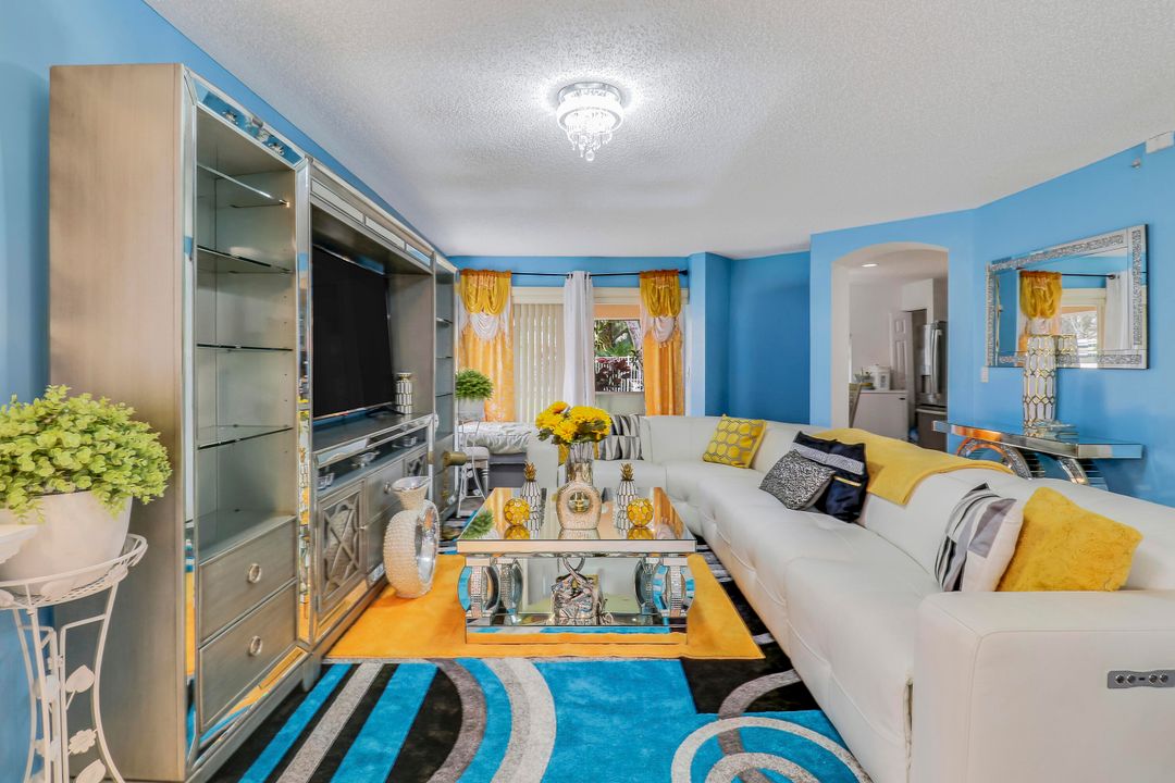 En Venta: $460,000 (4 camas, 2 baños, 1628 Pies cuadrados)