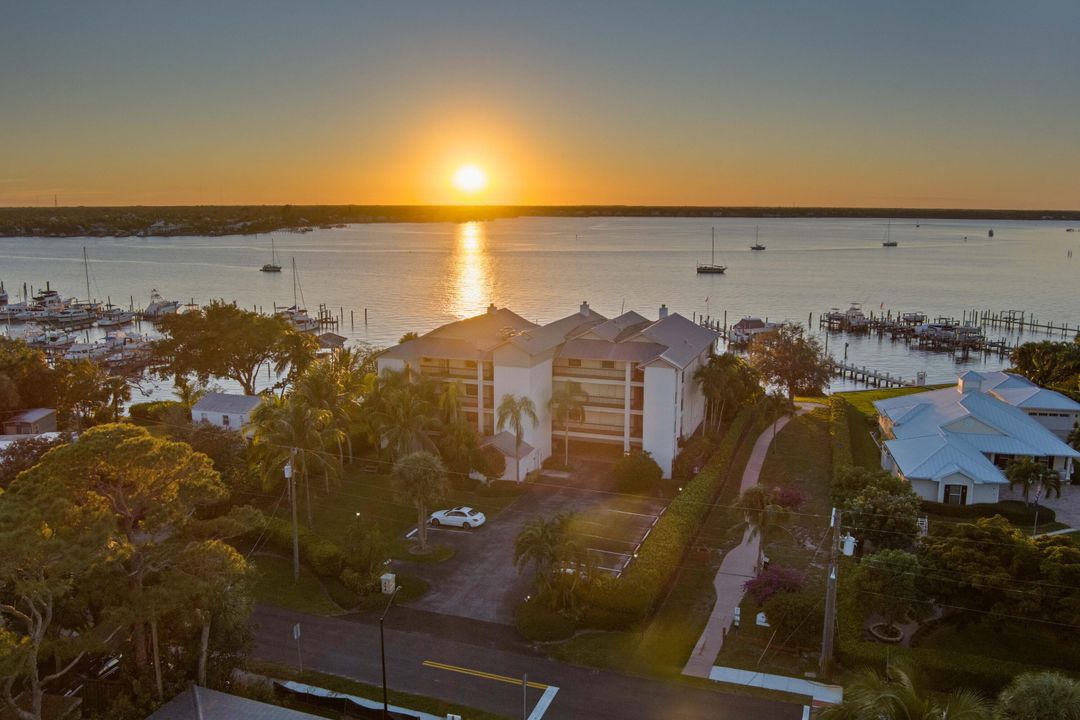 For Sale: $695,000 (2 beds, 2 baths, 1620 Square Feet)