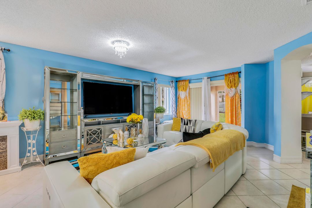 En Venta: $460,000 (4 camas, 2 baños, 1628 Pies cuadrados)