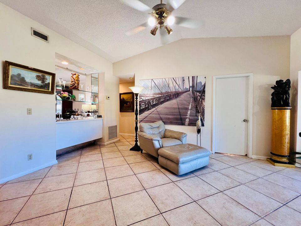 待售: $237,900 (2 贝兹, 2 浴室, 1550 平方英尺)