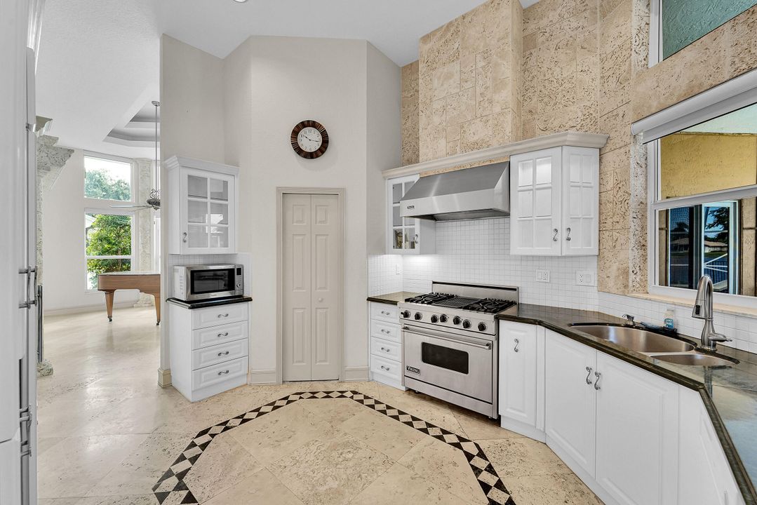 出租: $6,900 (5 贝兹, 3 浴室, 2944 平方英尺)