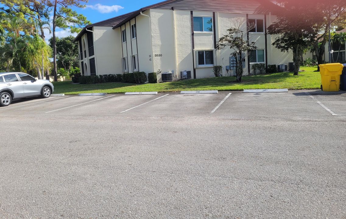 На продажу: $200,000 (2 спален, 1 ванн, 935 Квадратных фут)