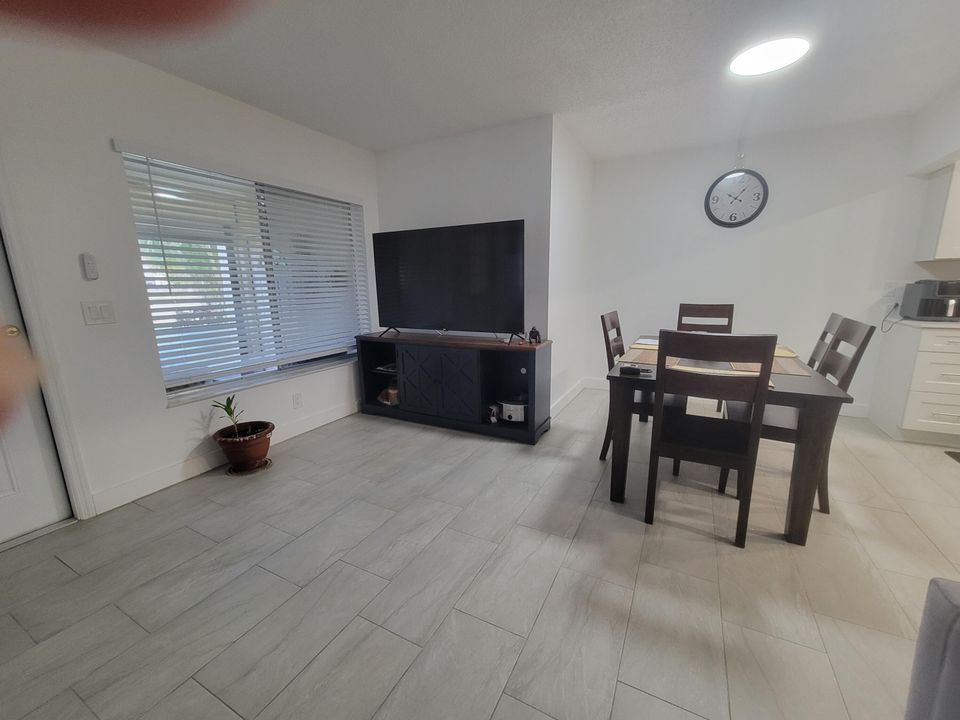 На продажу: $200,000 (2 спален, 1 ванн, 935 Квадратных фут)