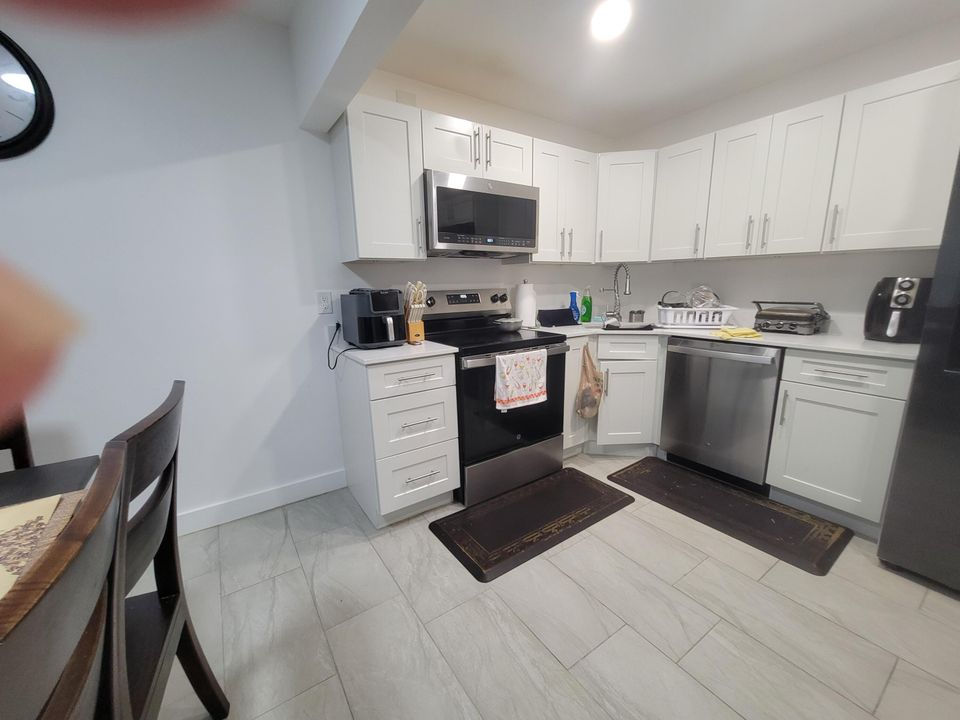 На продажу: $200,000 (2 спален, 1 ванн, 935 Квадратных фут)